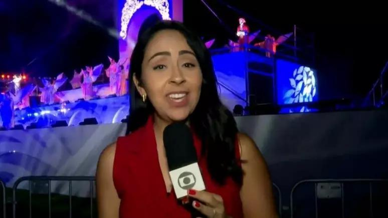 Repórter com microfone na mão