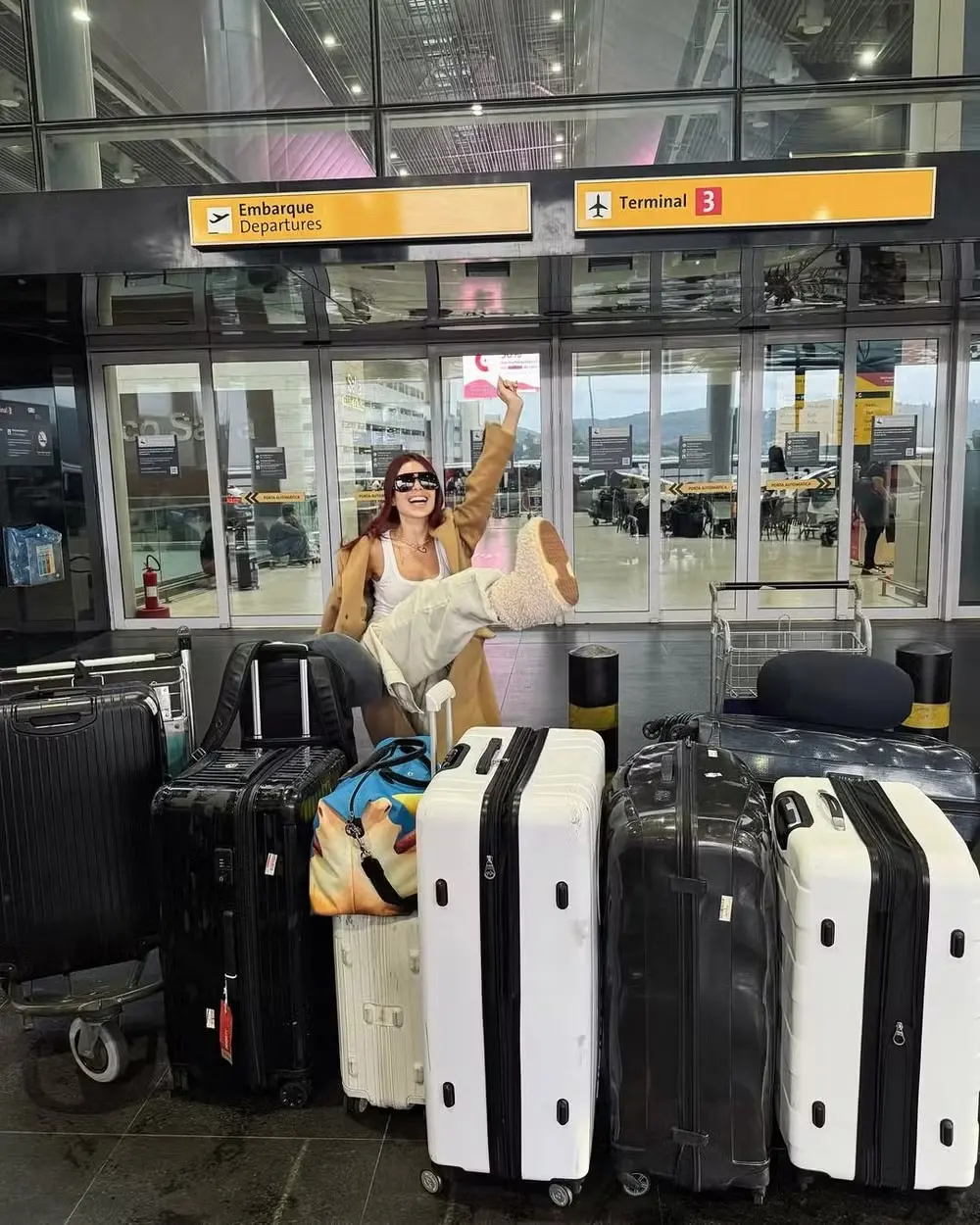 Gkay viajou para a Europa e compartilhou que perdeu uma das malas