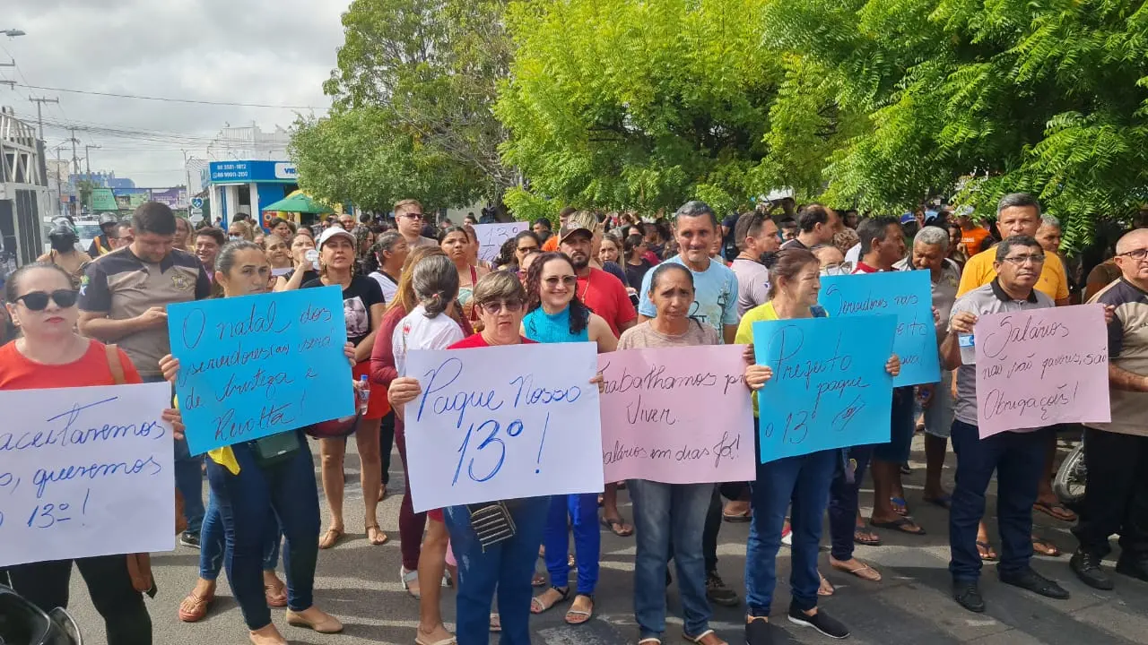 servidores de iguatu marchando em rua em protesto por falta de pagamento do 13º
