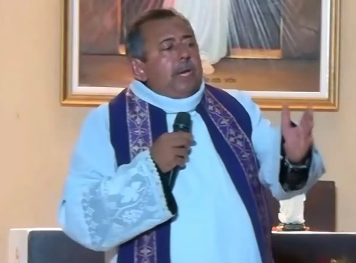 Foto do Padre Antonio Furtado usando batina em sermão