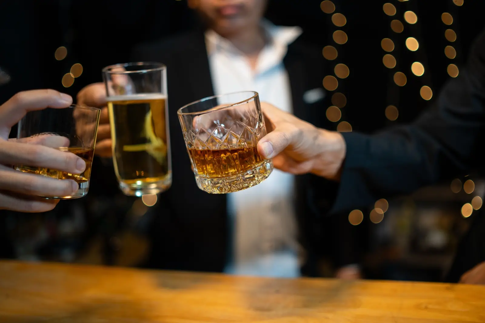 Copos com bebida alcoólica brindando