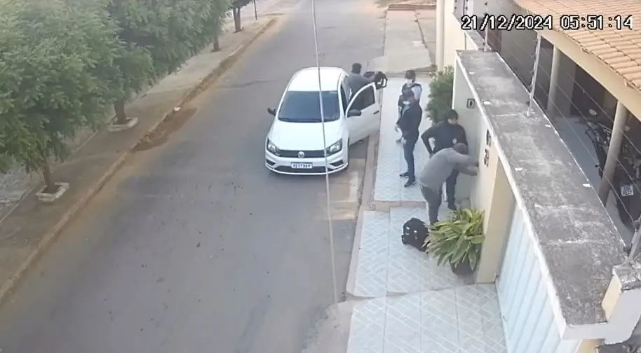 No vídeo, é possível ver cinco criminosos chegarem à residência em um carro branco, às 5h50 (início da manhã) do último dia 21