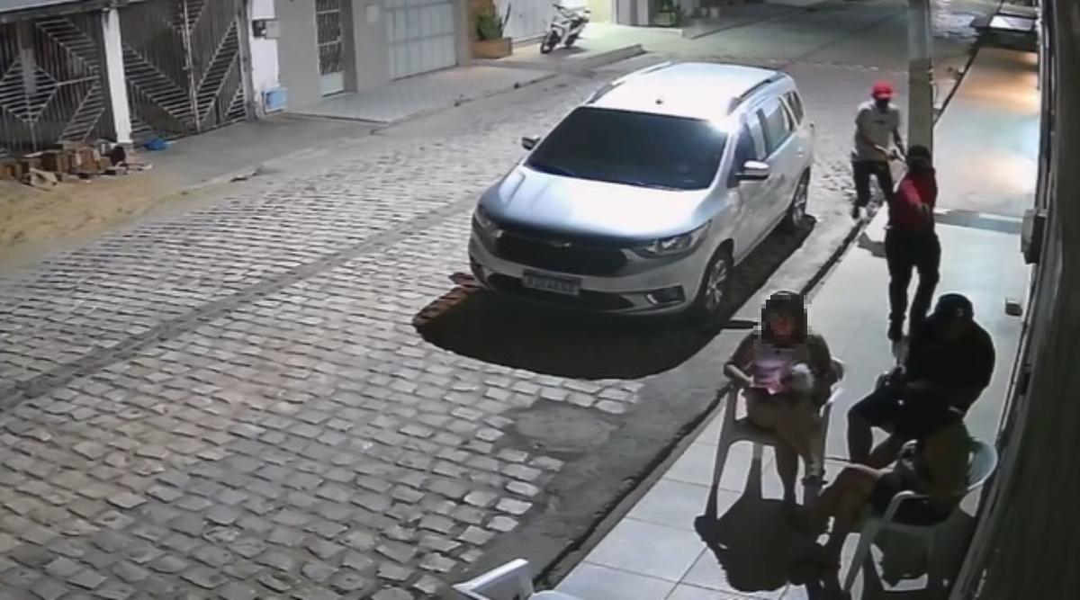 O presidente da Câmara Municipal de Tabuleiro do Norte estava sentado na calçada da sua casa, quando foi baleado por dois criminosos