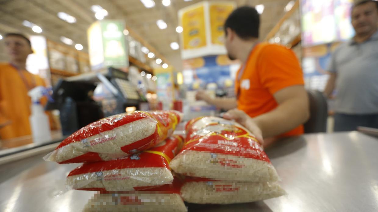 Arroz sendo passado no caixa de supermercado