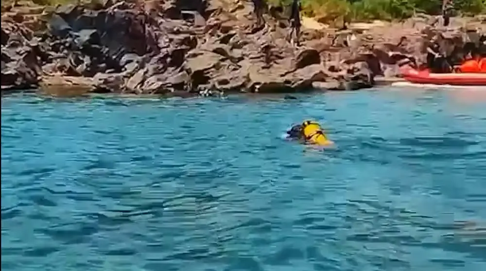 Mergulhadores em busca de vítimas