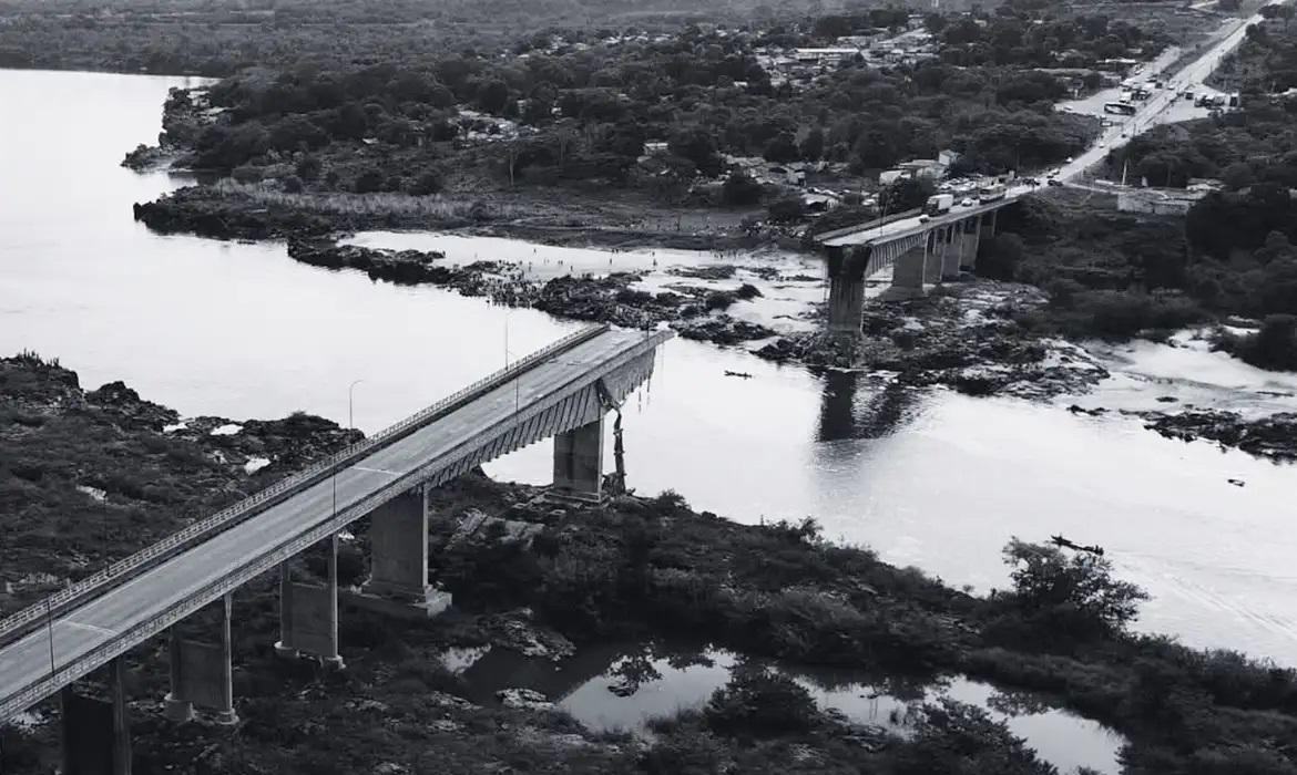 Ponte Juscelino Kubitschek desabou no domingo (22)