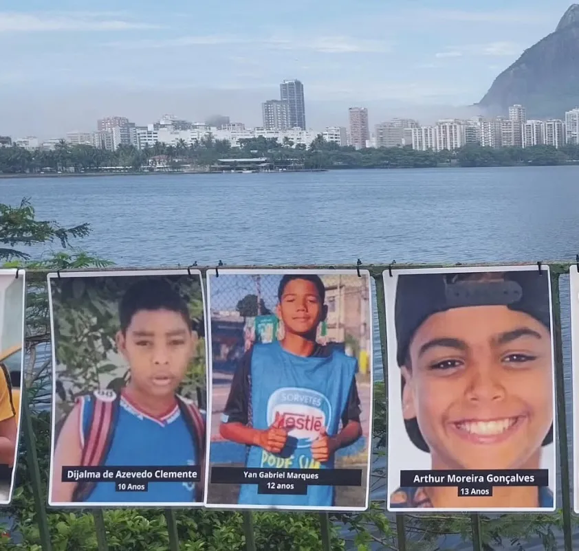 Placas com imagens das crianças vítimas de violência foram colocadas no sábado (28) e não ficaram nem 24 horas no local
