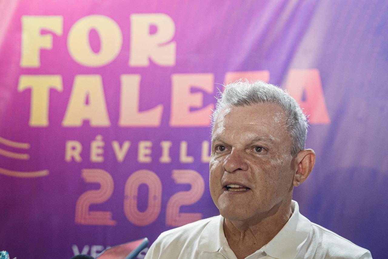 Prefeito José Sarto (PDT) chegou ao Réveillon 2025 ainda no início da festa