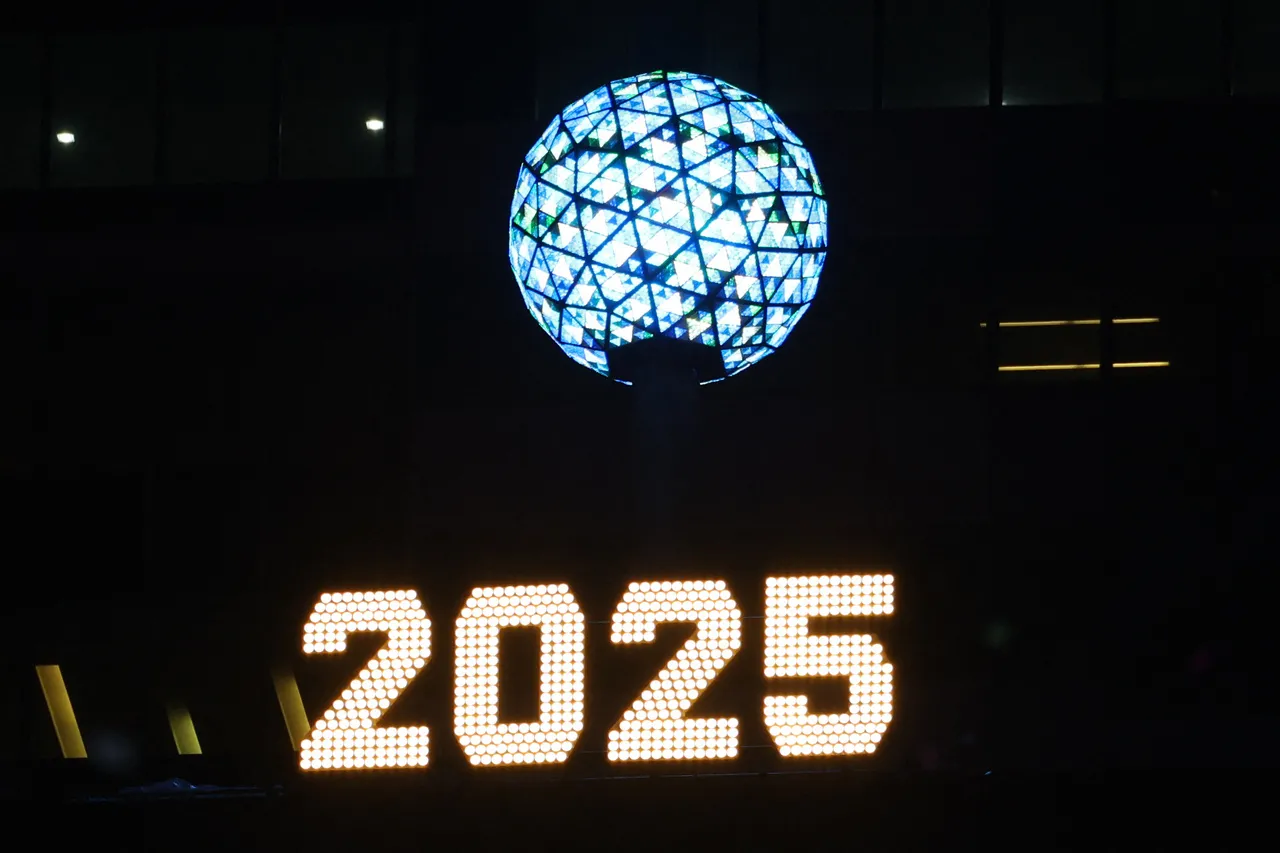 Na Times Square, tradicional bola de cristal pesava quase 6 toneladas