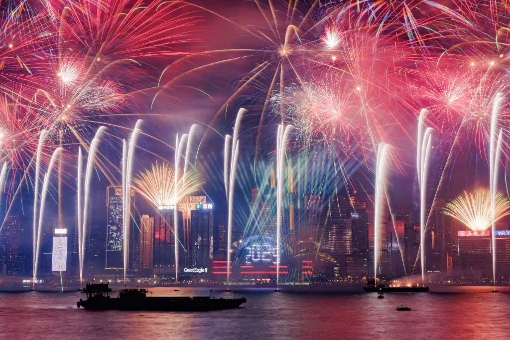 Muitas luzes e cores na comemoração de 2025 em Hong Kong, na China