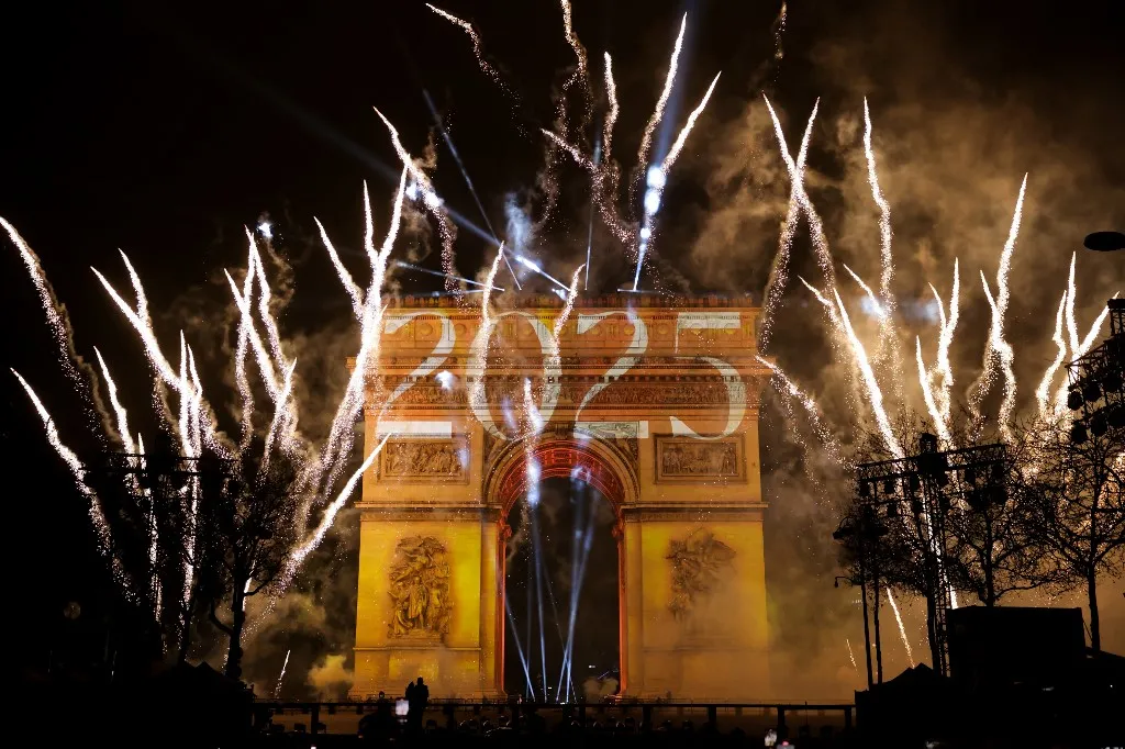 Em Paris, o Arco do Triunfo, na Avenida Champs Élysées, se iluminou para comemorar o ano novo