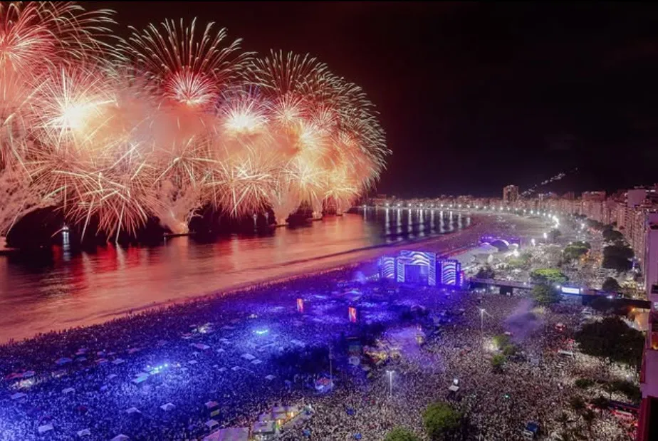 Maior festa do Brasil, Copacabana teve 12 minutos de queima de fogos