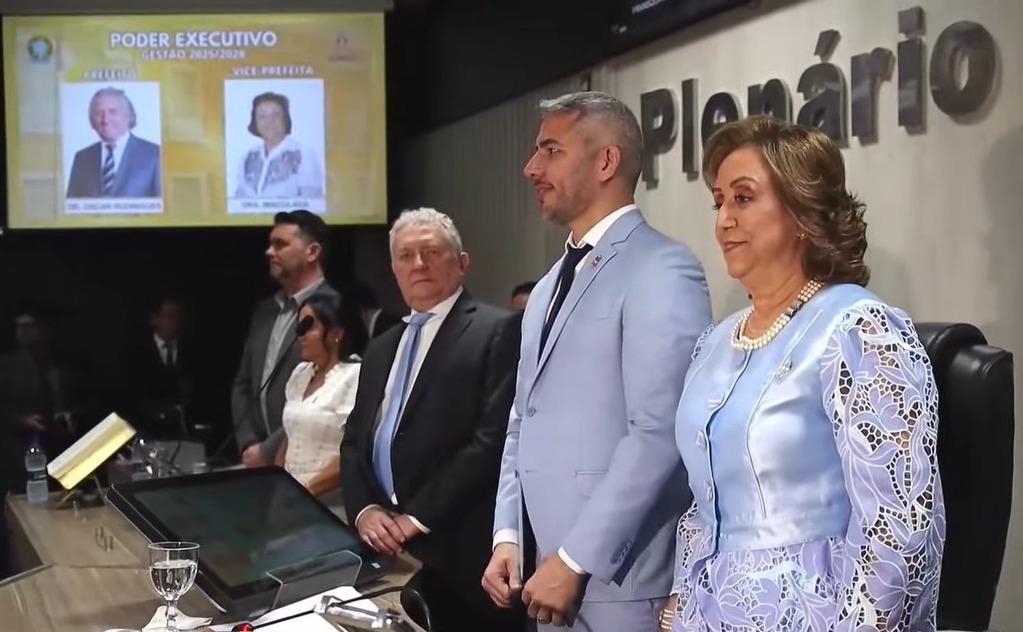 Oscar Rodrigues (União) e Dra. Imaculada (MDB) durante a cerimônia de posse na Câmara Municipal