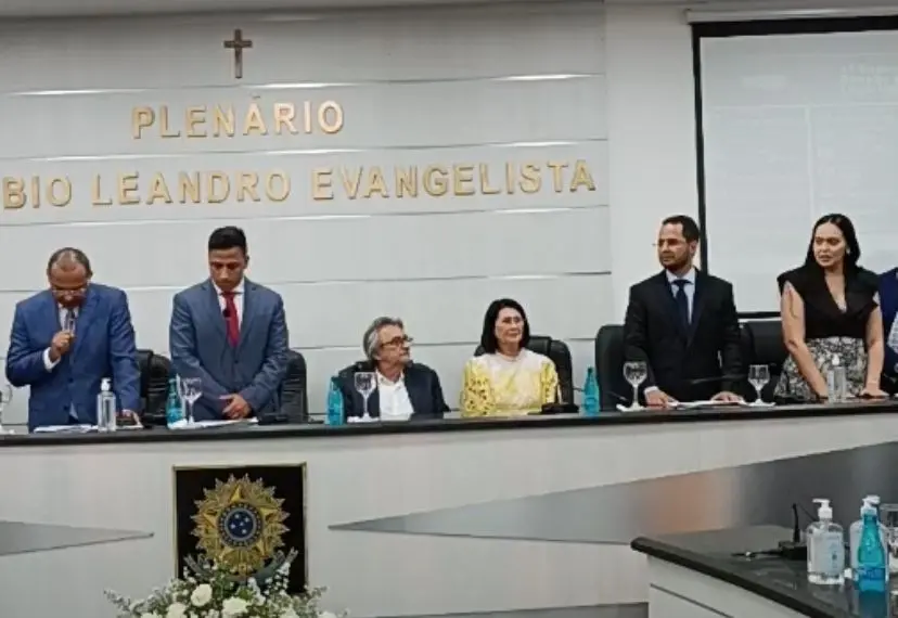 Dr. Júnior (PRD) e Tamara Holanda (DC) durante a cerimônia de posse na Câmara Municipal