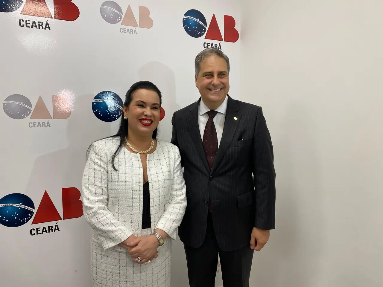 Foto de Christiane Leitão e Erinaldo Dantas na posse da nova presidência da OAB