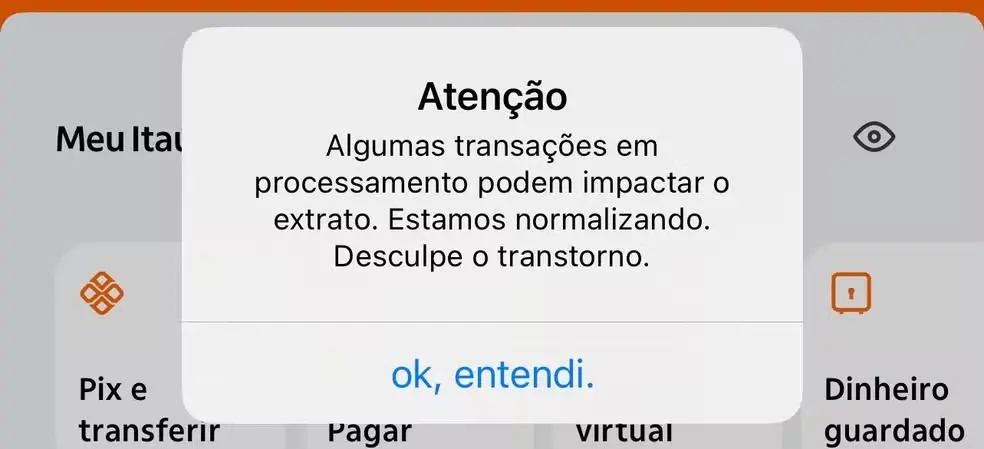 Mensagem de aviso sobre transações processadas no aplicativo do Itaú, informando sobre possíveis impactos no extrato e normalização do serviço.