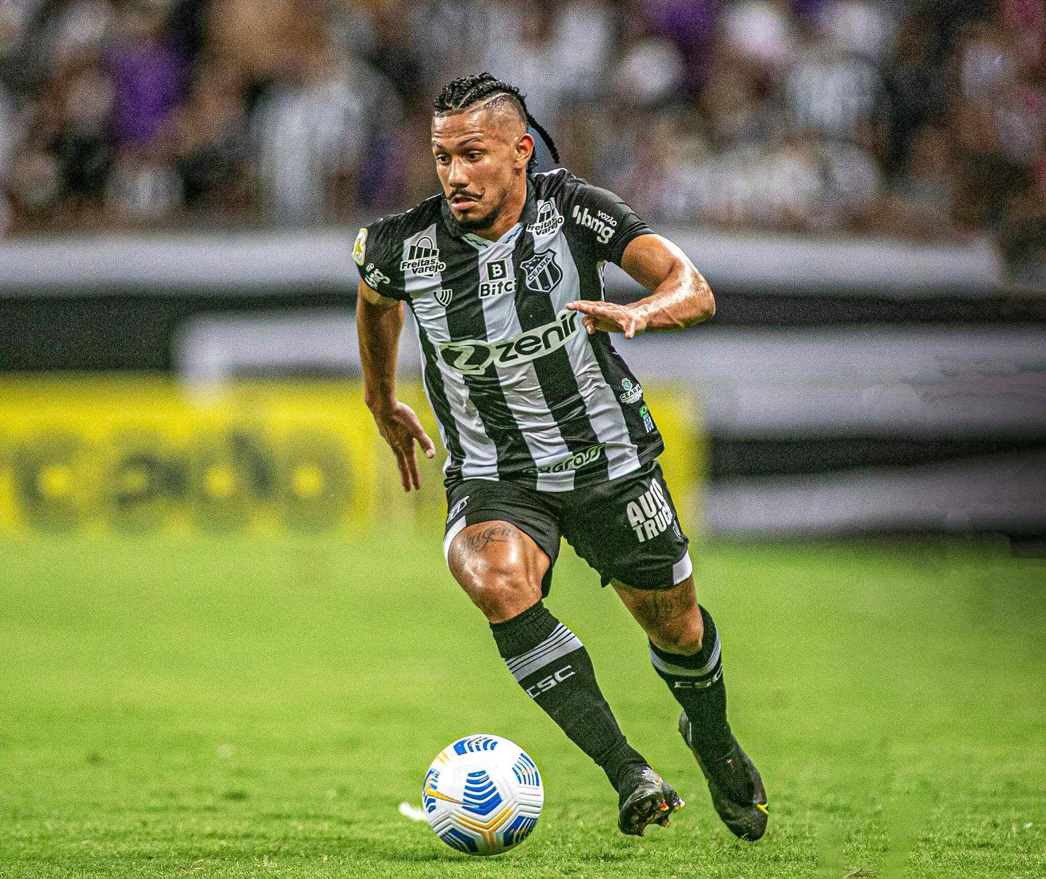 Foto de Fernando Sobral com a camisa do Ceará