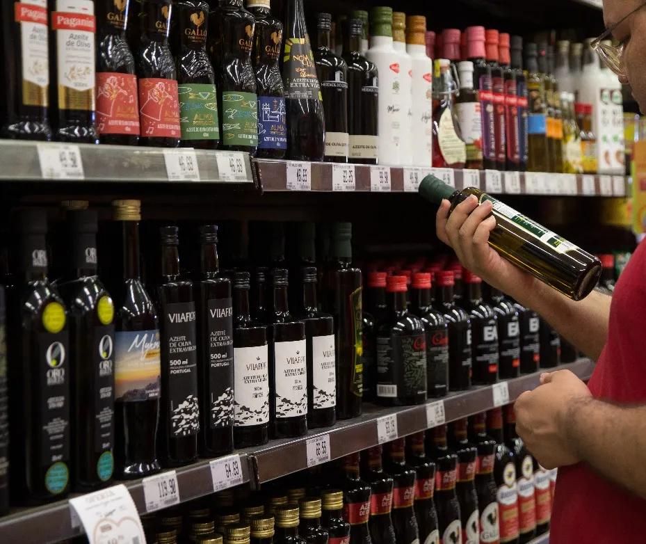 Azeites de marcas variadas e de alto valor agregado são exemplos de mercadorias buscadas em supermercados premium