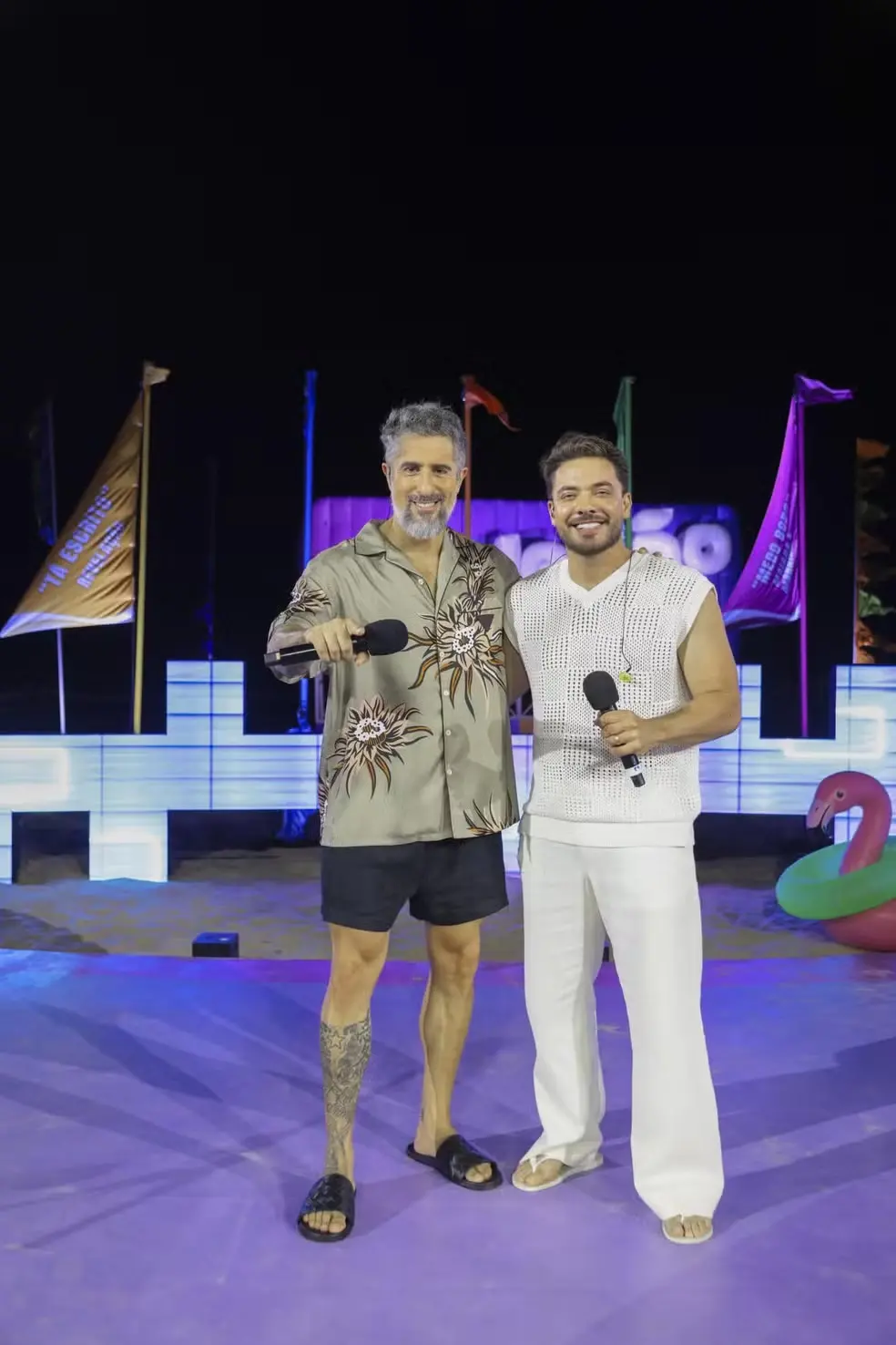 Foto de Marcos Mion ao lado de Wesley Safadão no set de gravação do Caldeirão de Verão no Ceará