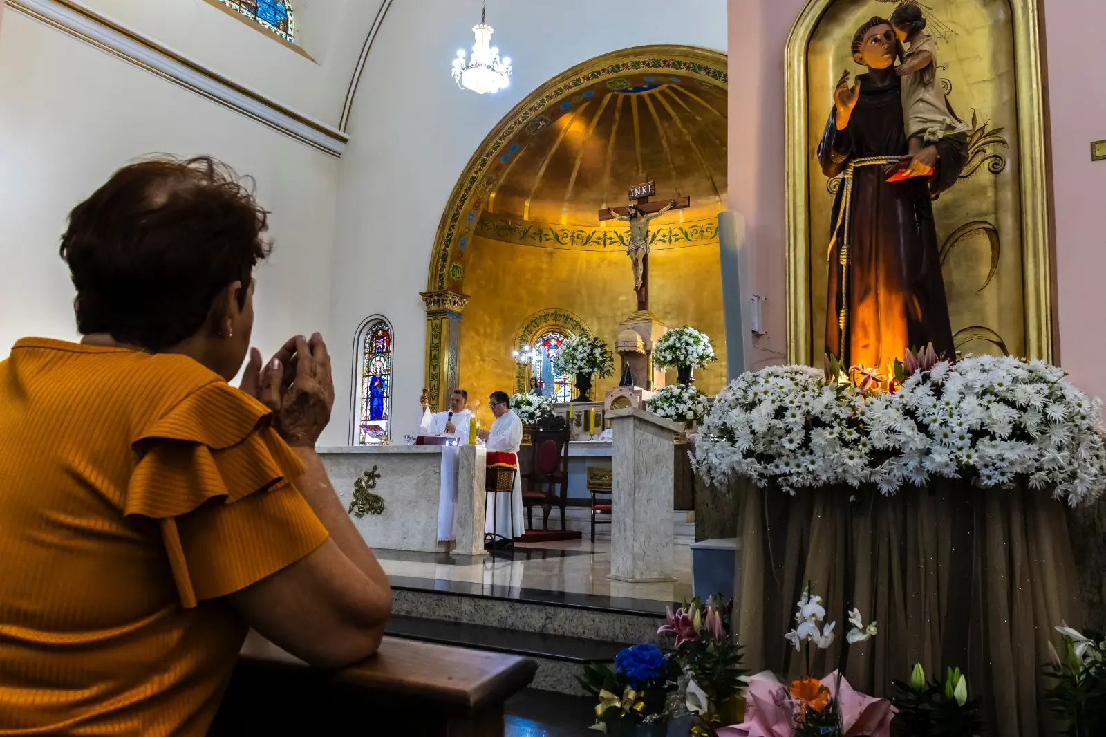 Mulher reza em igreja