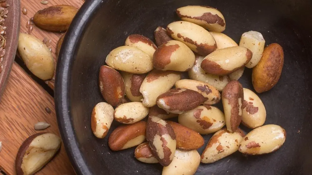 Tigela com castanhas