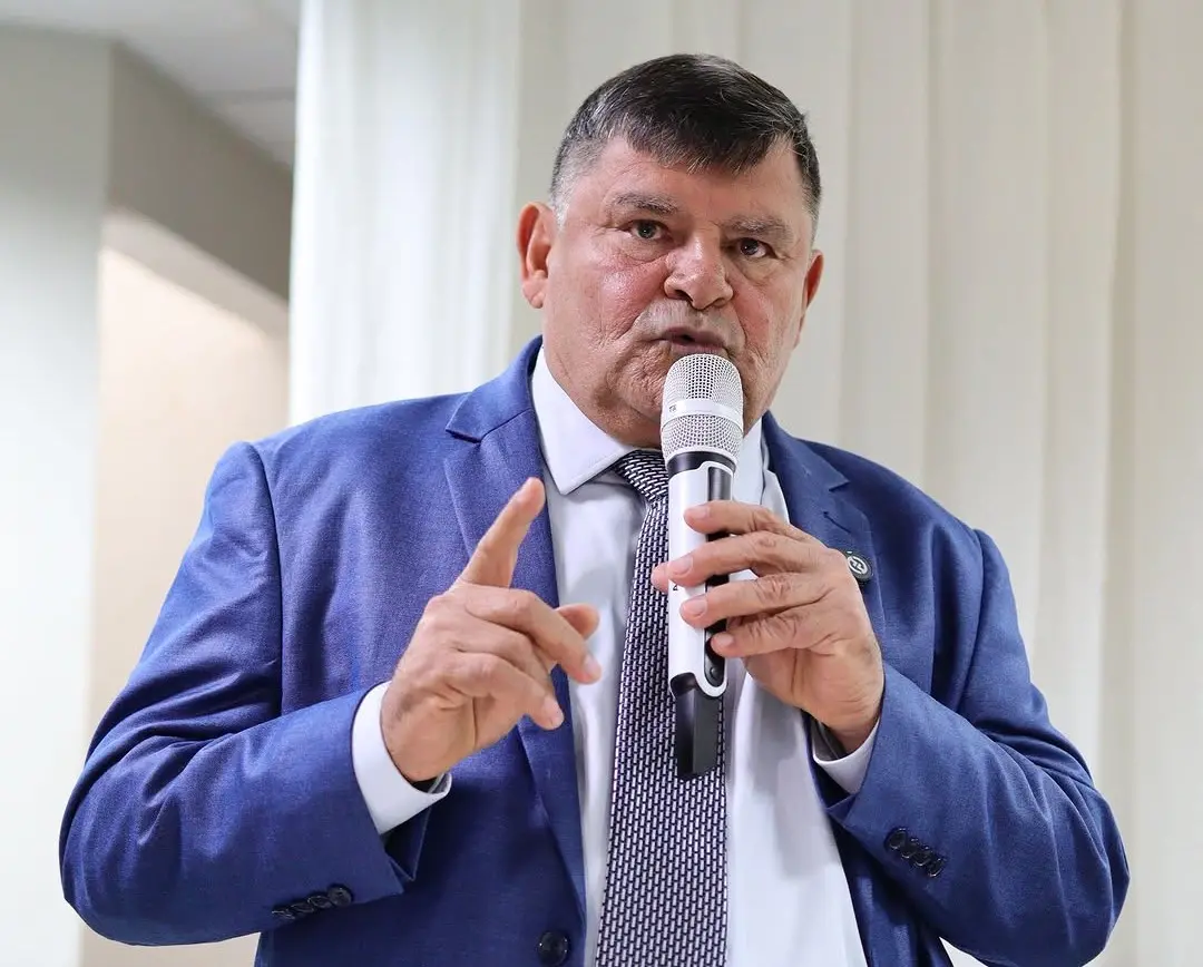 De terno, Braguinha fala em evento de diplomação