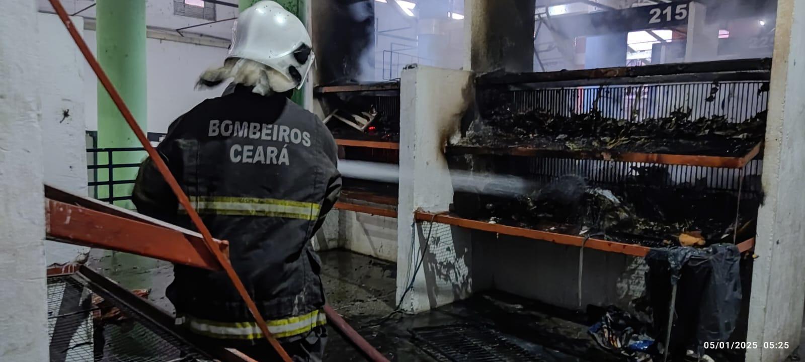 Fogo atingiu quatro boxes do prédio do Mercado Público