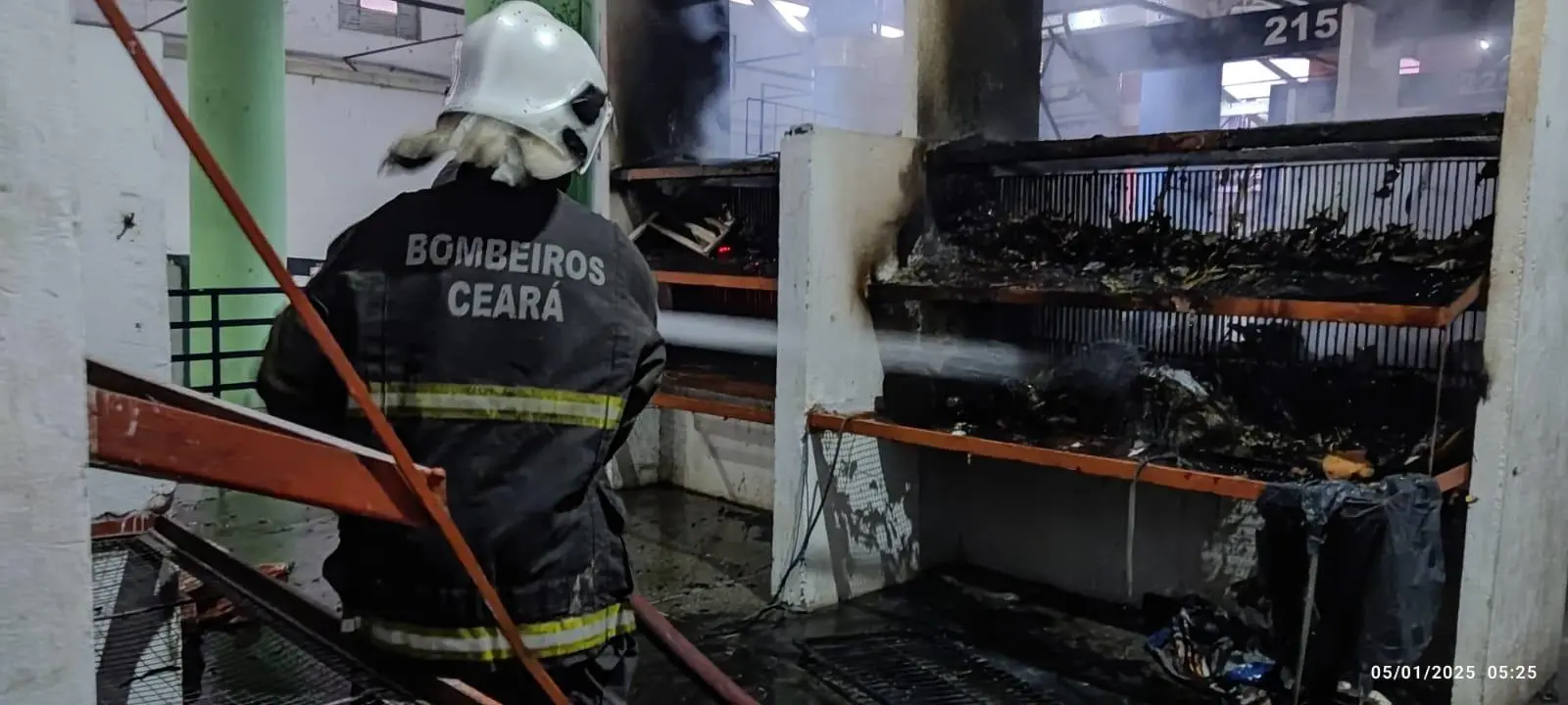 Fogo atingiu quatro boxes do prédio do Mercado Público