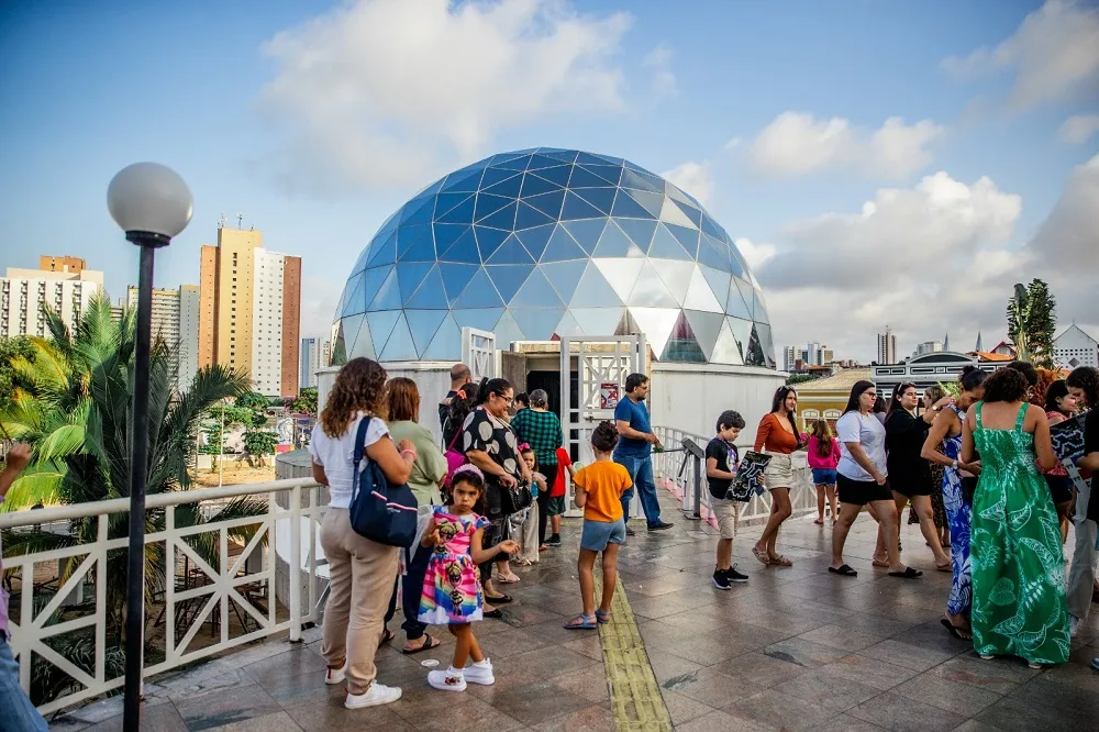 Com sessões durando cerca de 40 minutos, a palavra que melhor descreve a sensação de estar no planetário é imersão
