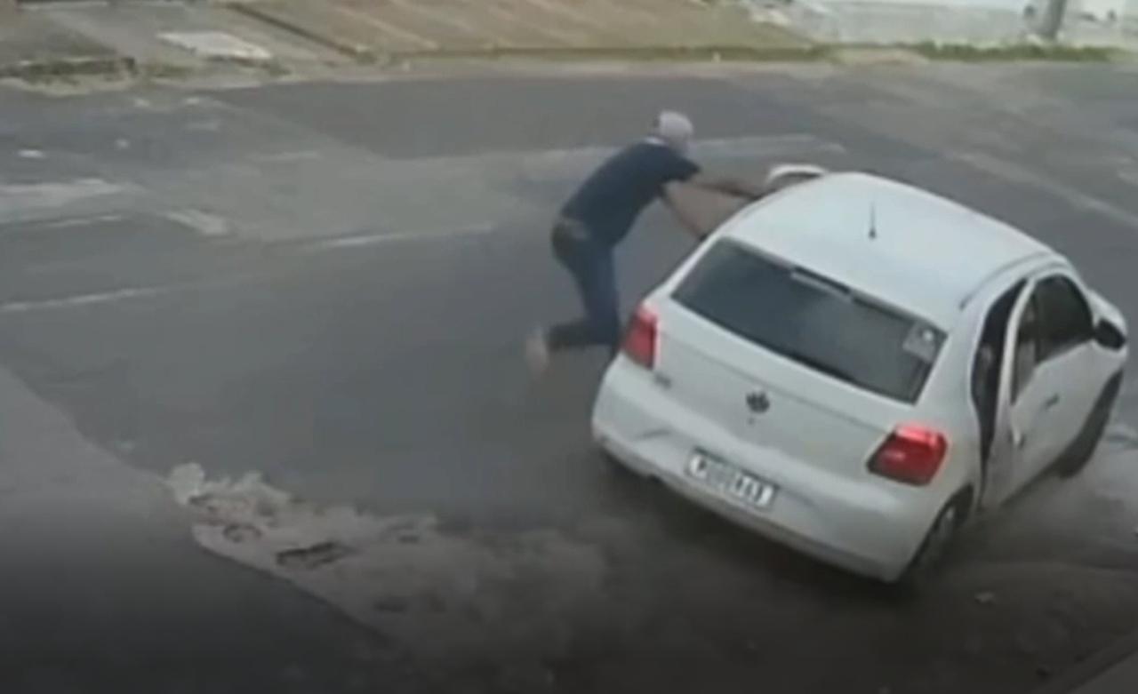 Captura de tela de vídeo de motorista de aplicativo sendo baleado em tentativa de assalto
