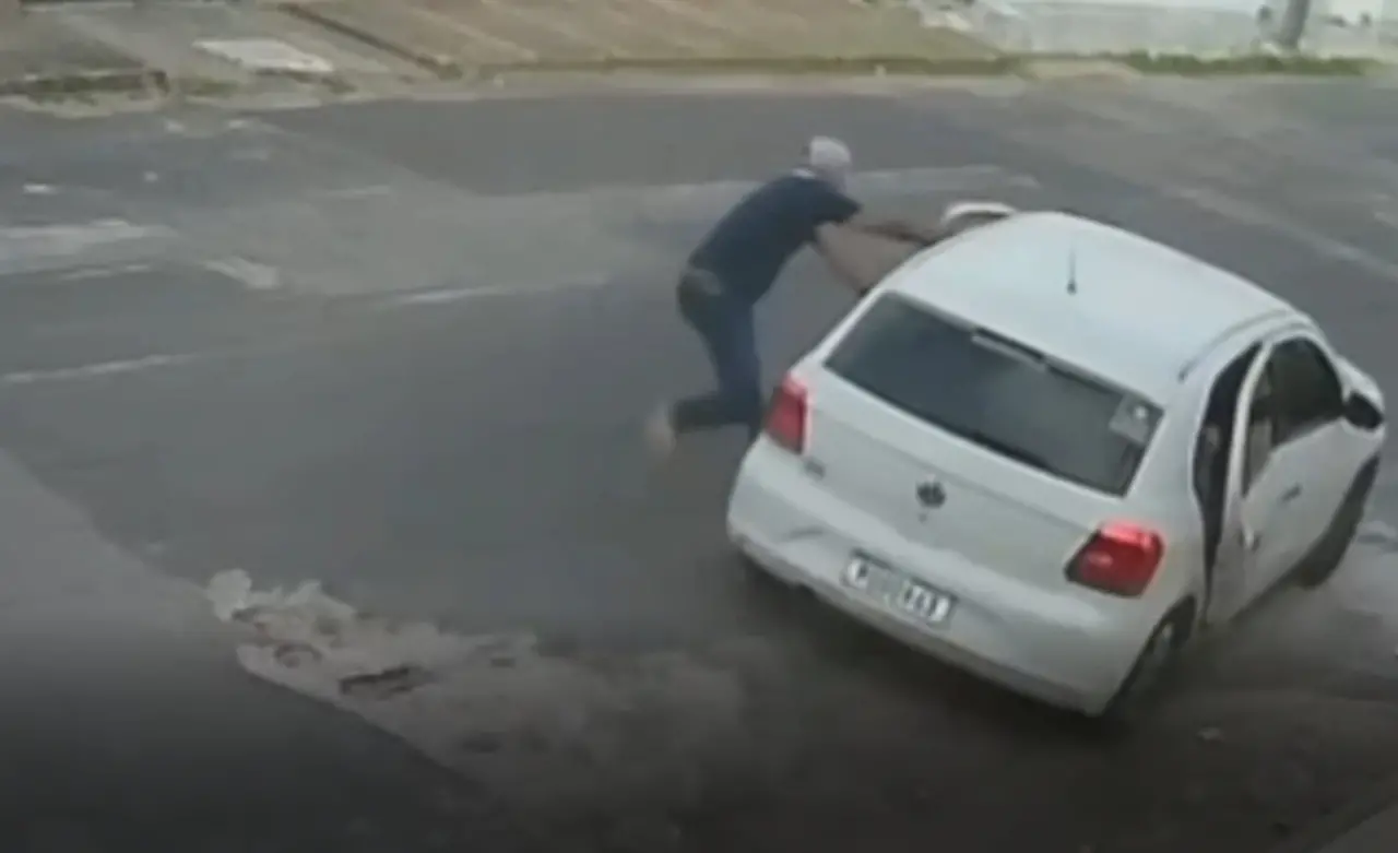 Captura de tela de vídeo de motorista de aplicativo sendo baleado em tentativa de assalto