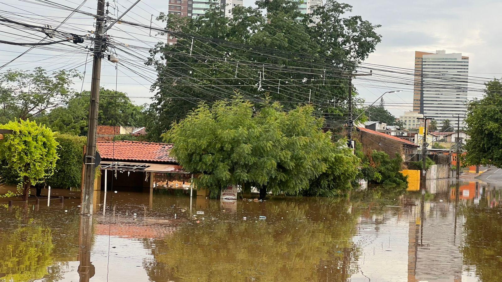 Restaurante ficou inundado por alagamento causado por chuva