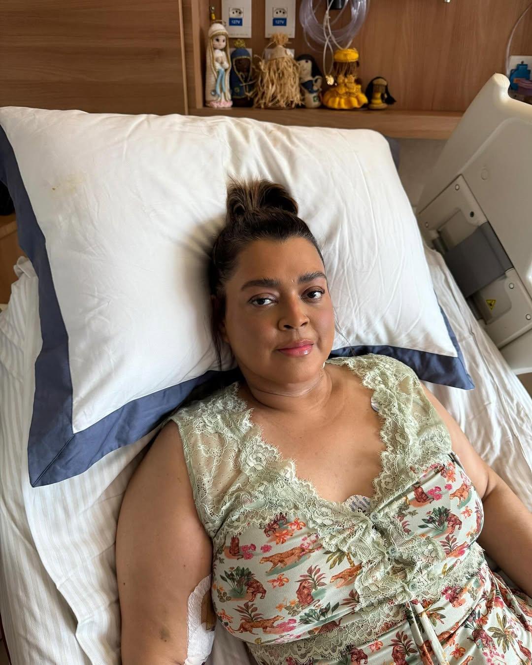 preta gil deitada em leito de hospital