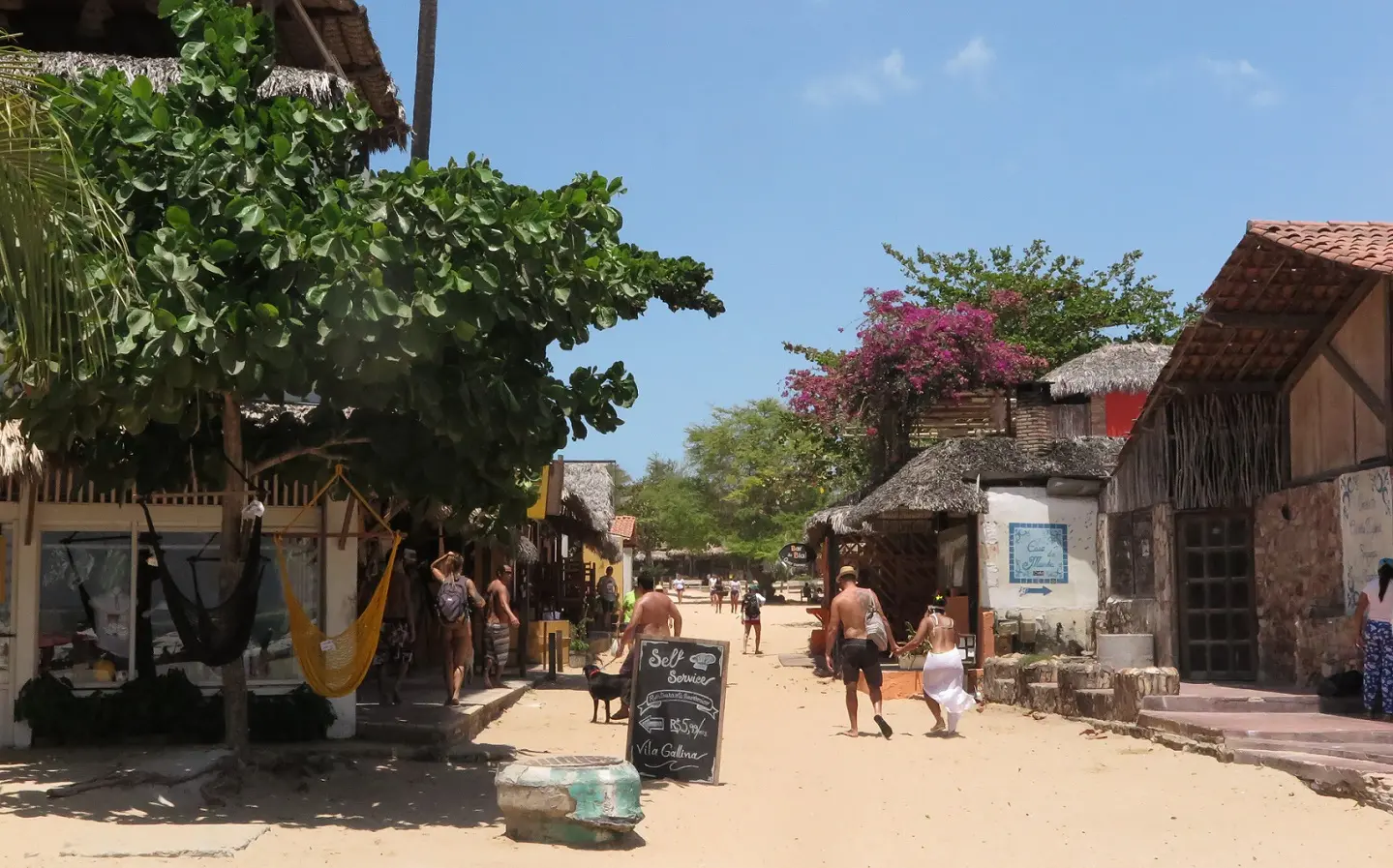 Rua de vila de Jeri em dia de sol