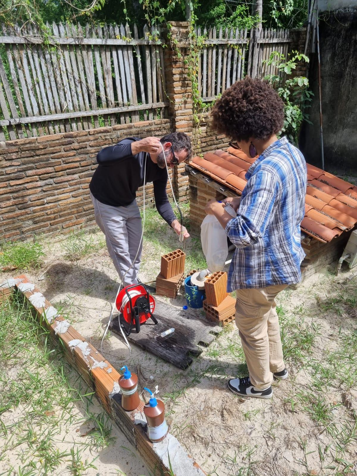 Pesquisadores do IFCE realizam coleta de água na Vila