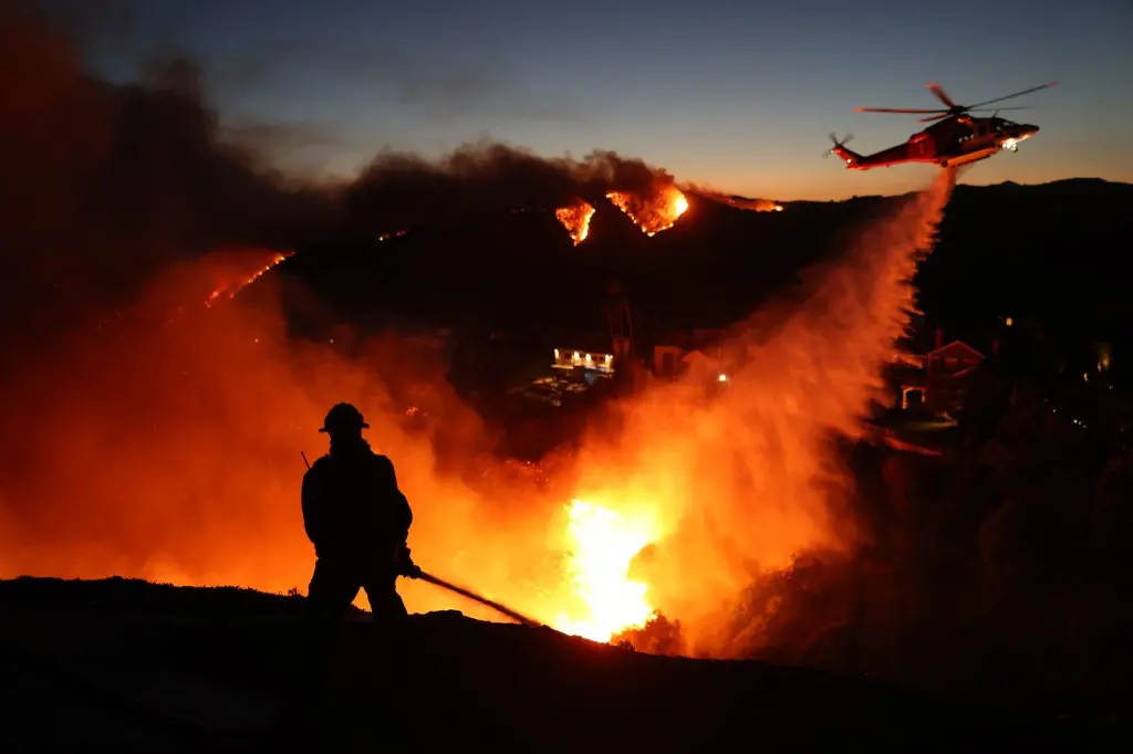 Bombeiros combatendo incêndio