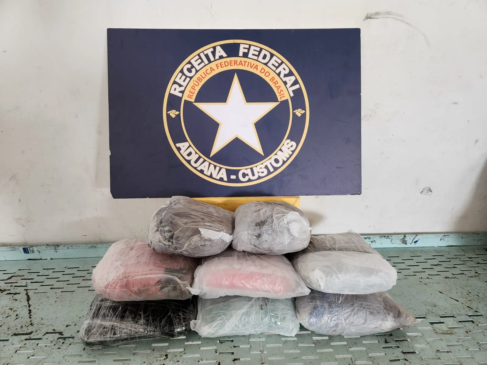 A droga foi enviada para as autoridades policiais, responsáveis pela investigação do caso