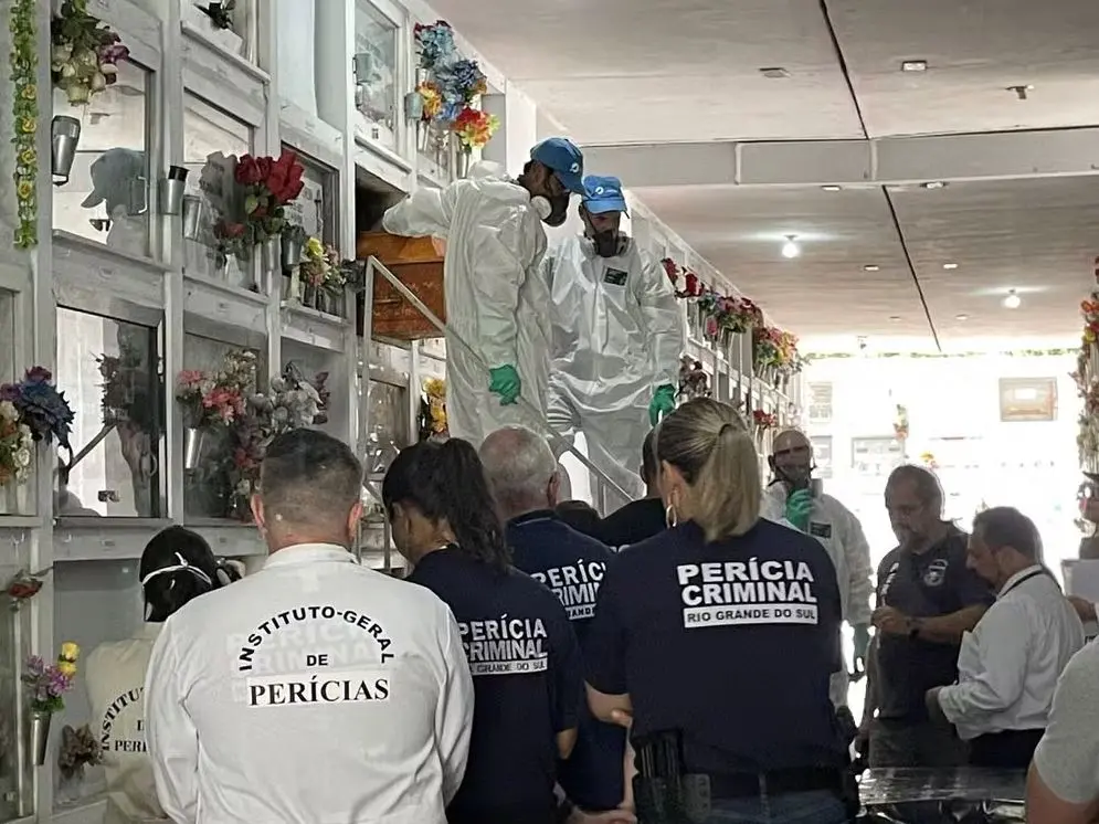 Corpo exumado pela perícia forense