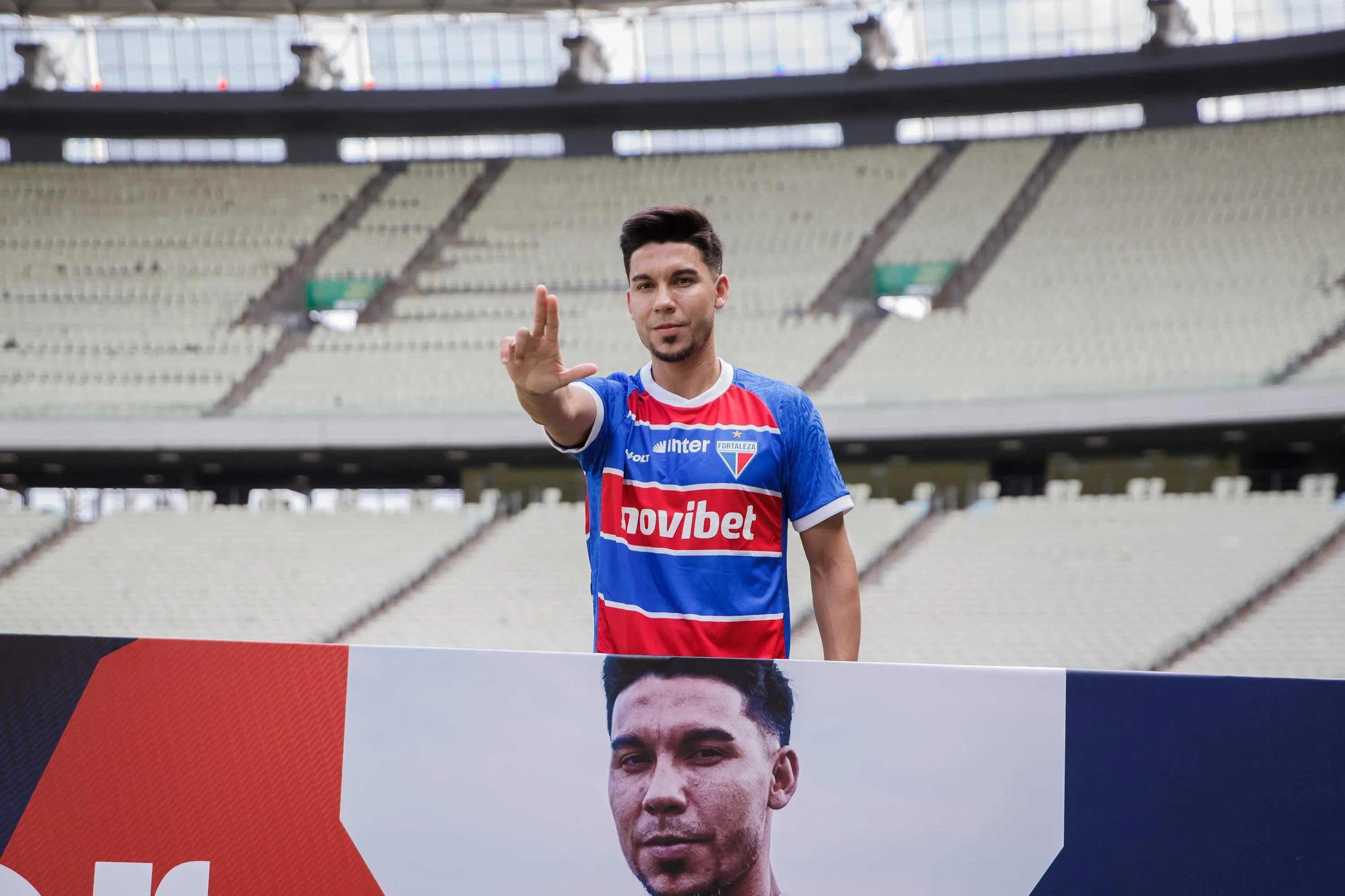 Pol Fernández, jogador do Fortaleza, durante apresentação na Arena Castelão