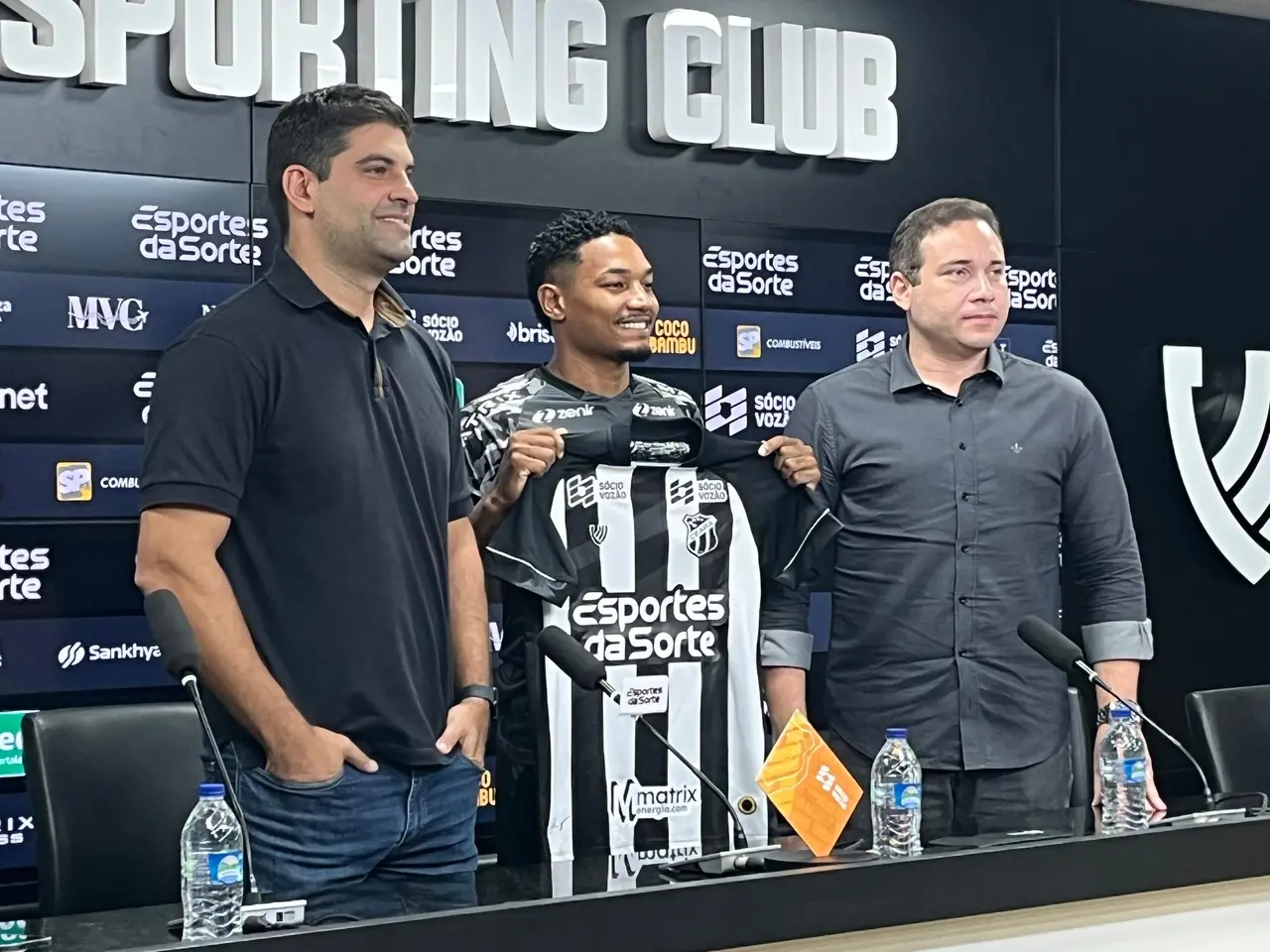 Atacante Fernandinho é apresentado no Ceará