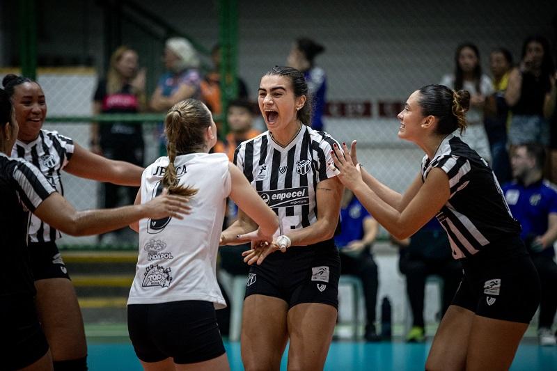 imagem mostra jogadores de vôlei