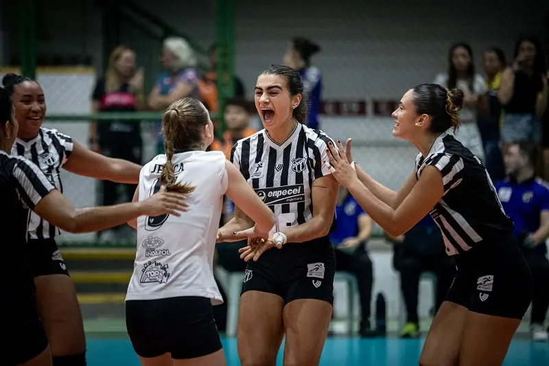 imagem mostra jogadores de vôlei