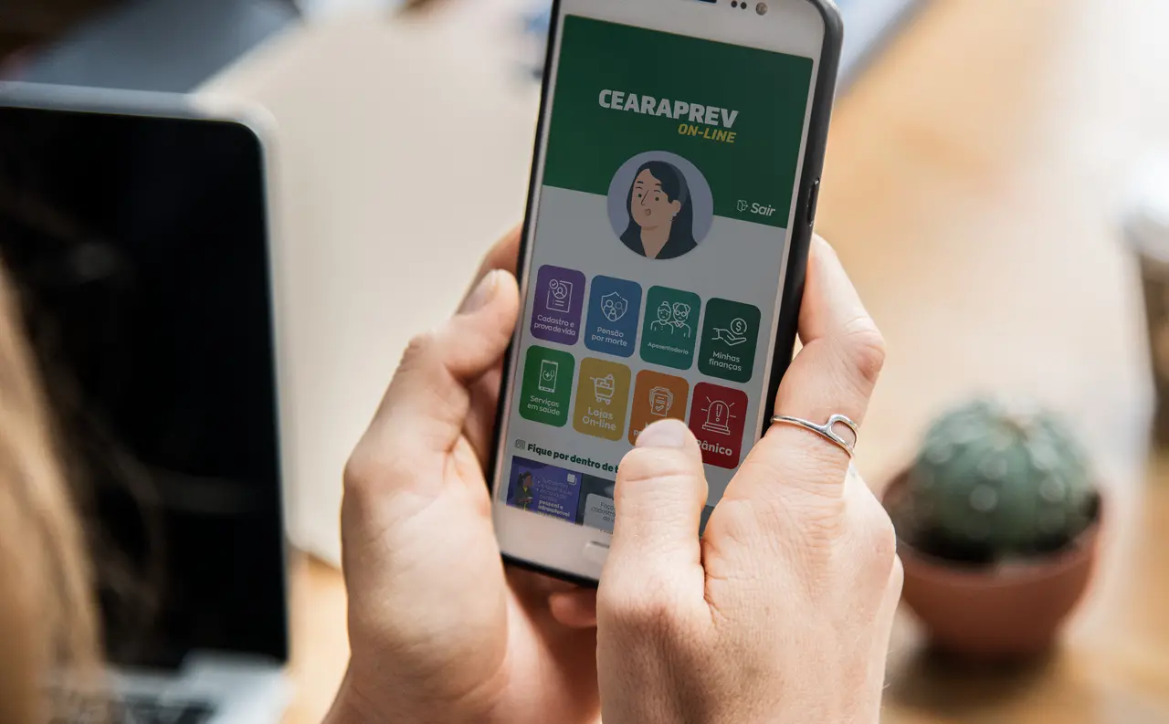 Imagem mostra pessoa usando aplicativo do Cearaprev no celular. Aposentados e pensionistas do Ceará já podem realizar a Prova de Vida 2025; saiba como fazer