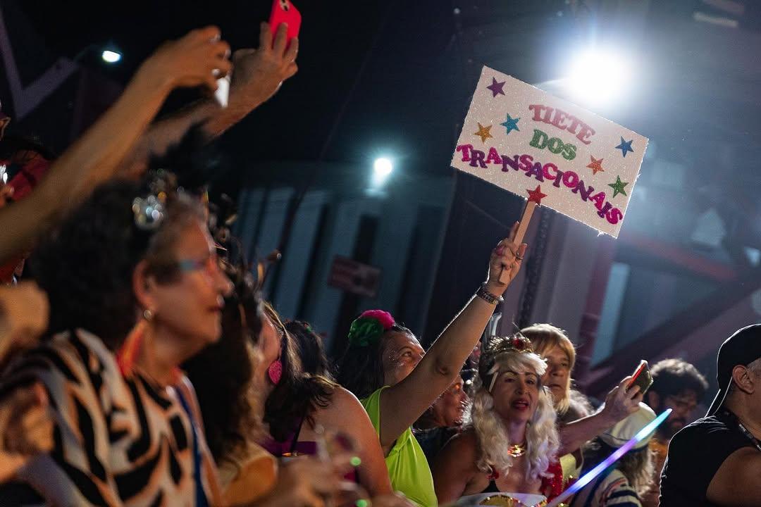 Público reúne pessoas de todas as idades, dos mais jovens aos veteranos do Carnaval