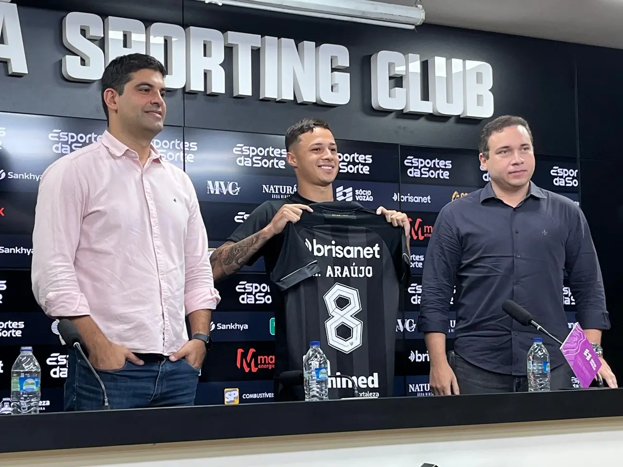 Matheus Araújo é apresentado no Ceará