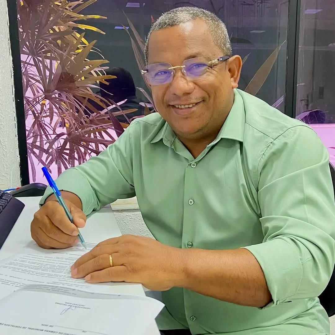 Vereador olhando para foto