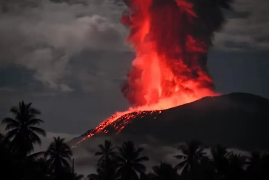 Erupção do monte Ibu na Indonésia (11/01)