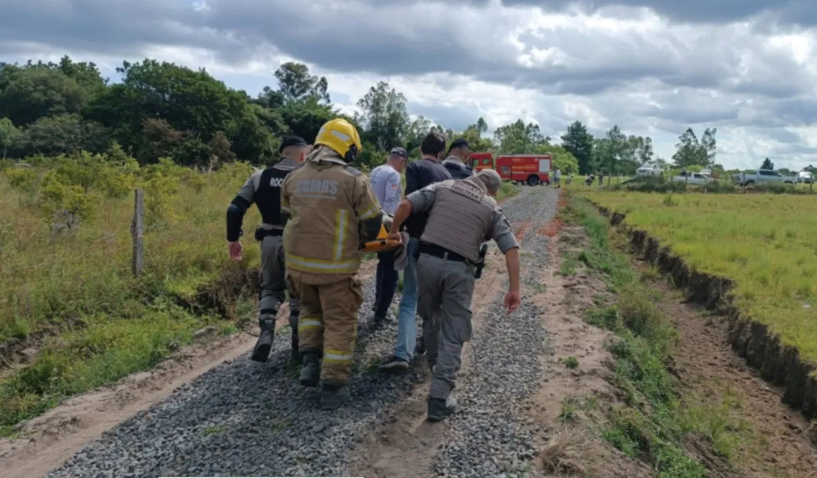 Homens do Corpo de Bombeiros durante resgate