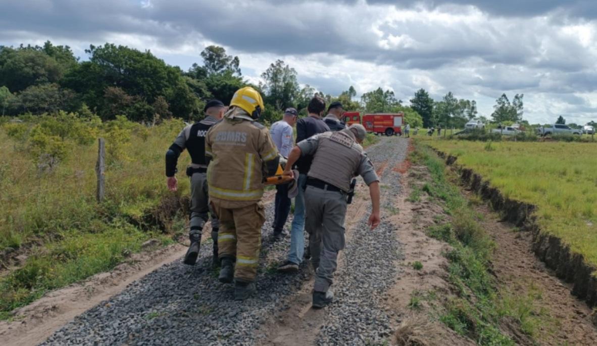 Homens do Corpo de Bombeiros durante resgate