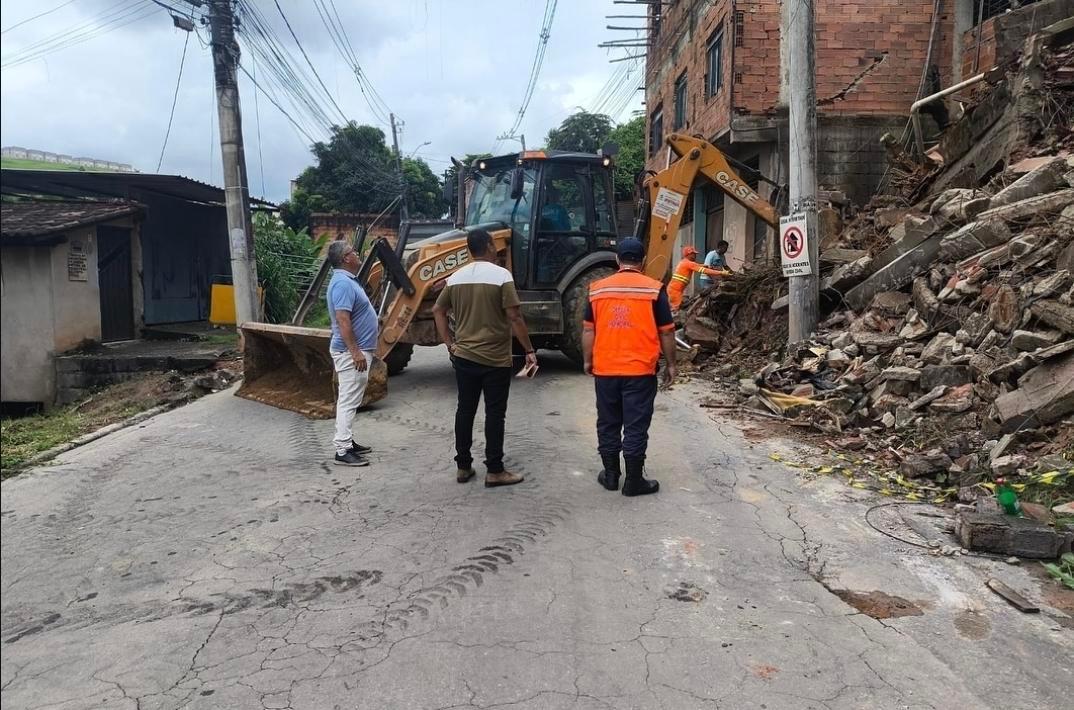 Deslizamentos de terra, alagamentos e transbordamentos foram registrados em vários pontos da cidade